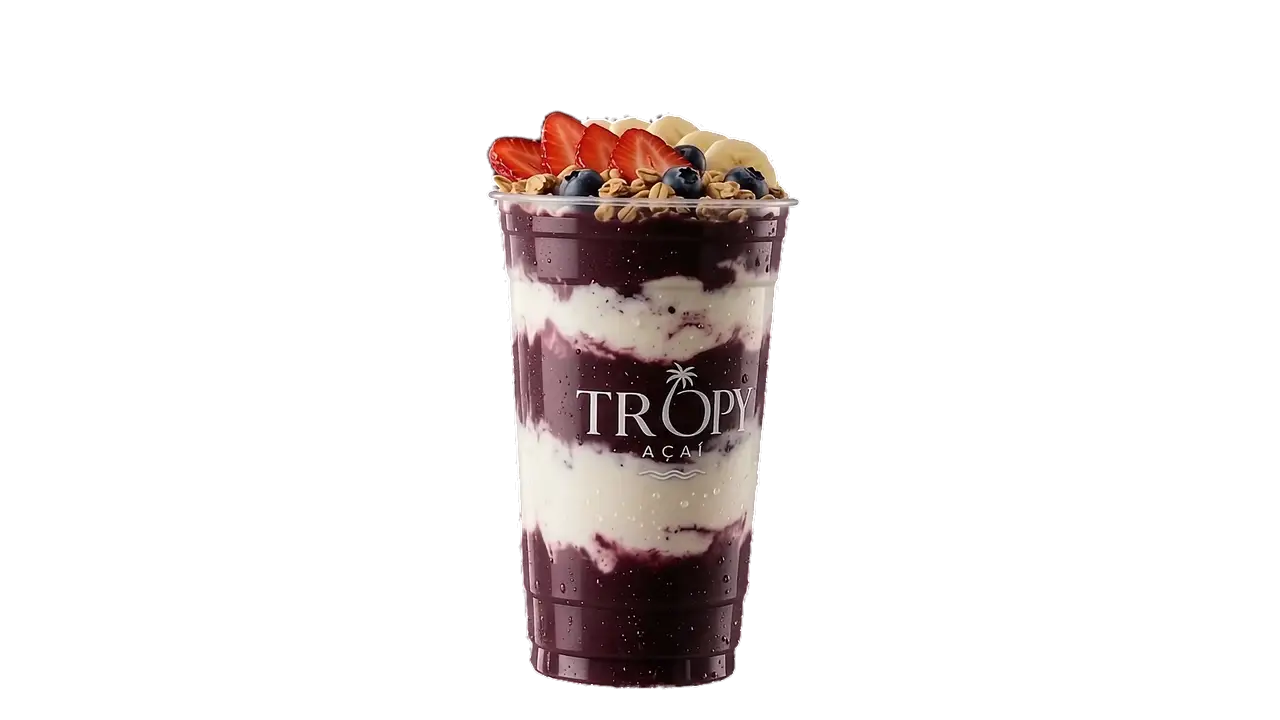 El vaso de perfil: franjas de açaí morado y capas blancas contra el plástico, con gotas de condensación.