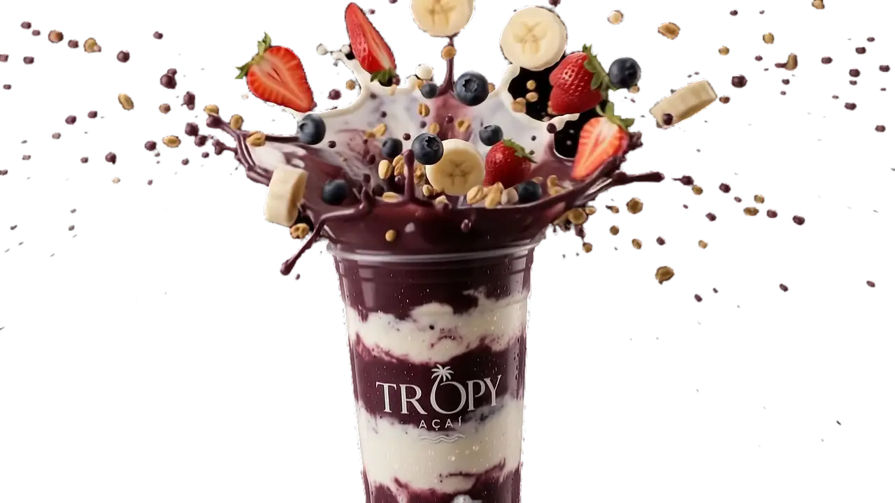 La parte de arriba del vaso estalla: açaí, capas blancas, frutillas, plátano, arándanos y granola salen volando.